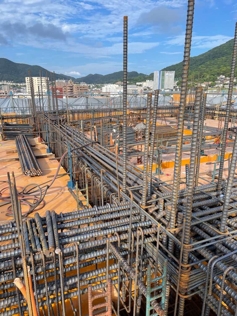 鉄筋工事の作業員