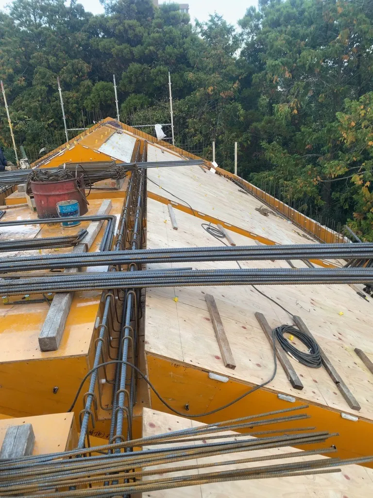 11月14日　撮影　屋根も鉄筋組立をして作っていきます。